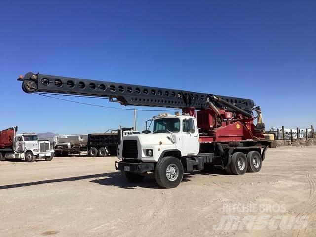 Mack DM690S Mobiele Boorinstallatie