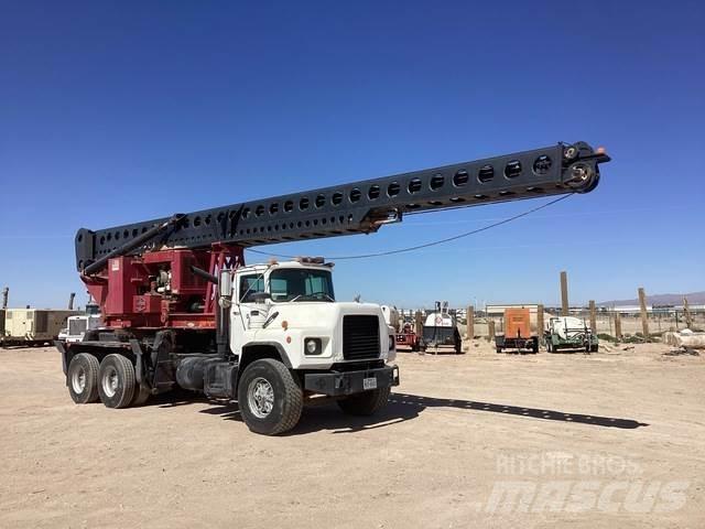 Mack DM690S Mobiele Boorinstallatie