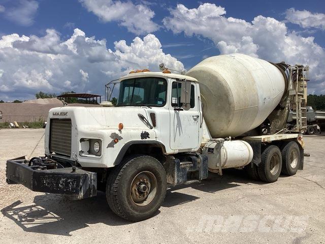 Mack DM690S Anders