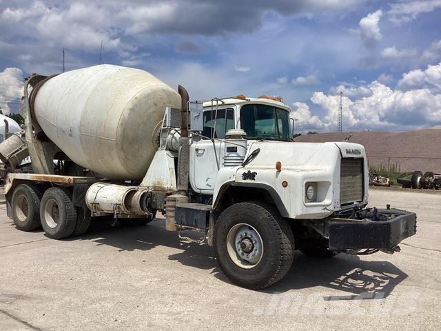 Mack DM690S Anders
