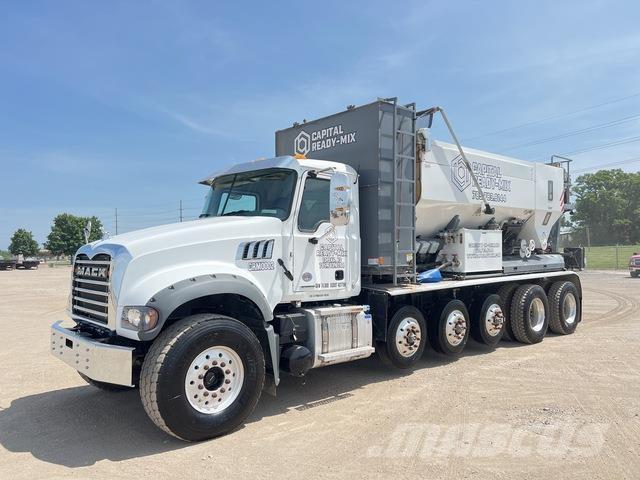 Mack GR64F Betonmixers en pompen