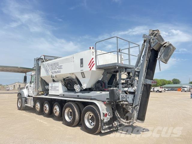 Mack GR64F Betonmixers en pompen