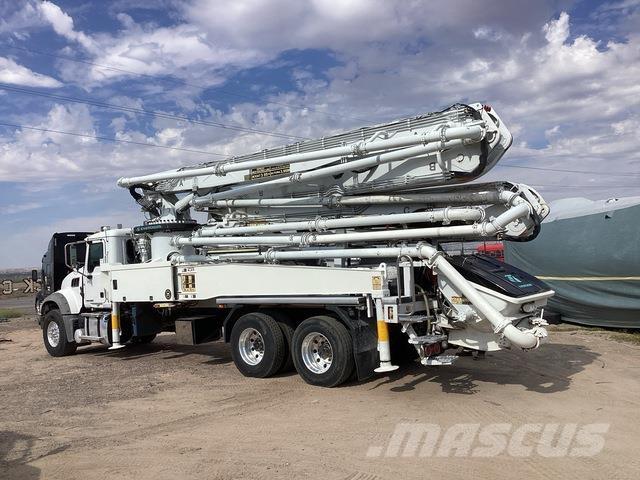 Mack GR64F Betonpomptrucks