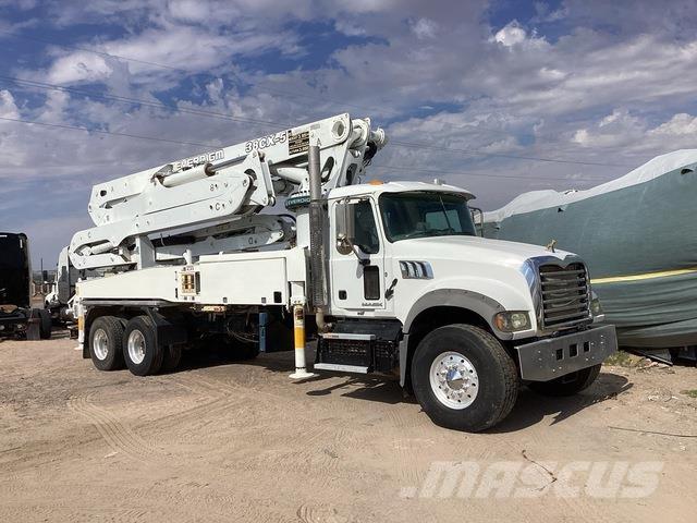 Mack GR64F Betonpomptrucks