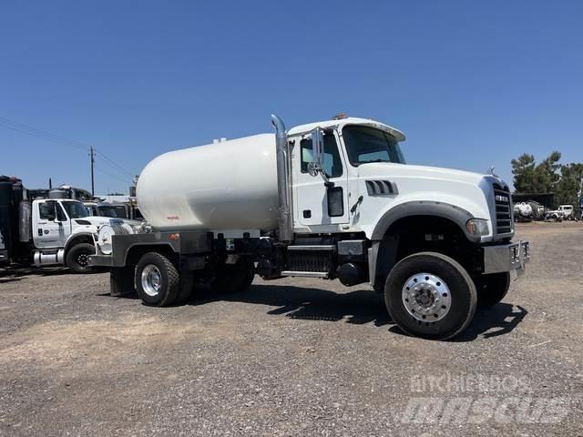 Mack GU432 Tankwagen