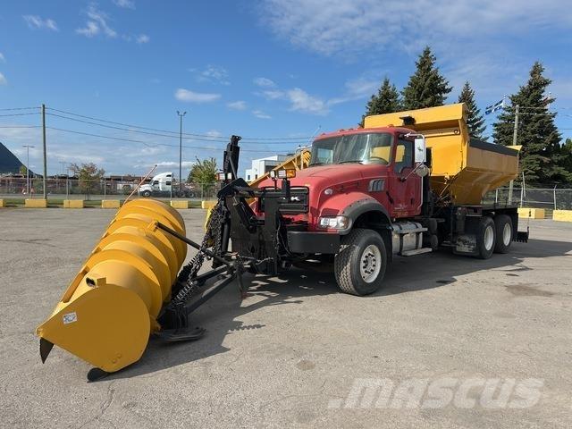 Mack GU433 Sneeuwschuivers en -ploegen