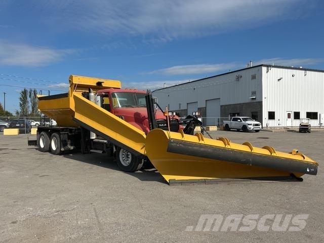 Mack GU433 Sneeuwschuivers en -ploegen