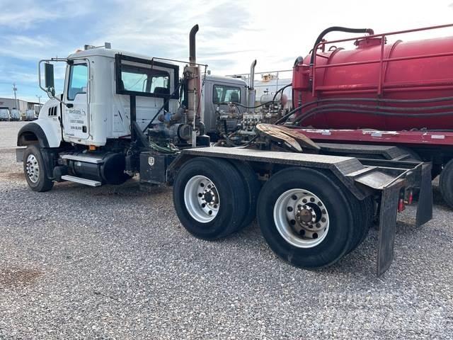 Mack GU713 Trekkers
