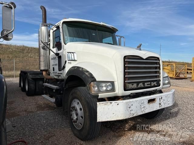 Mack GU713 Trekkers