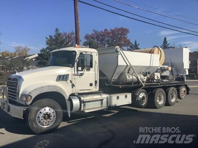 Mack GU713 Betonmixers en pompen