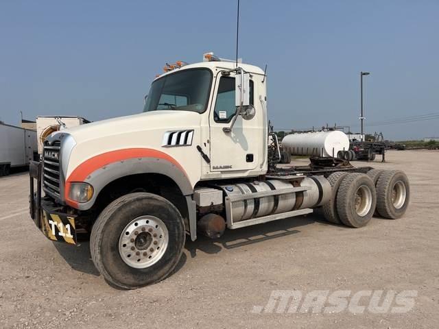 Mack GU713 Trekkers