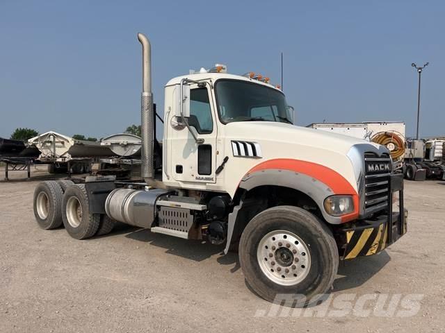 Mack GU713 Trekkers