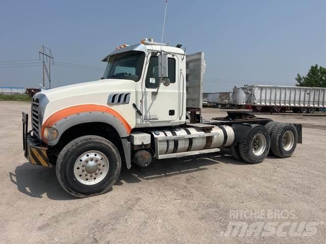 Mack GU713 Trekkers