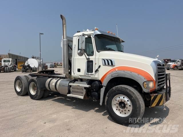 Mack GU713 Trekkers