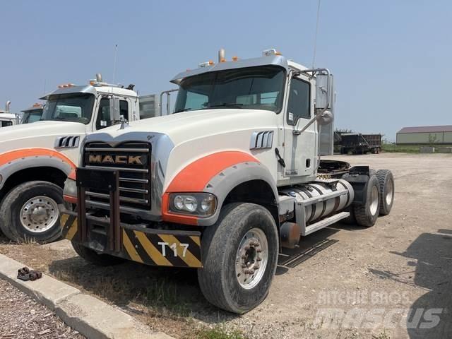 Mack GU713 Trekkers