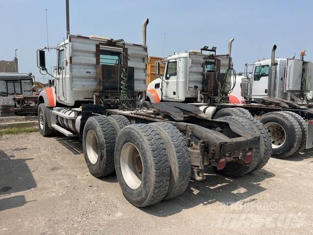 Mack GU713 Trekkers