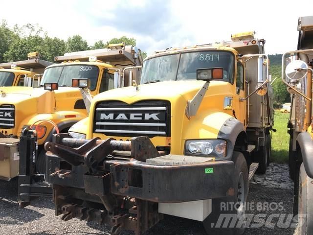 Mack GU713 Sneeuwschuivers en -ploegen