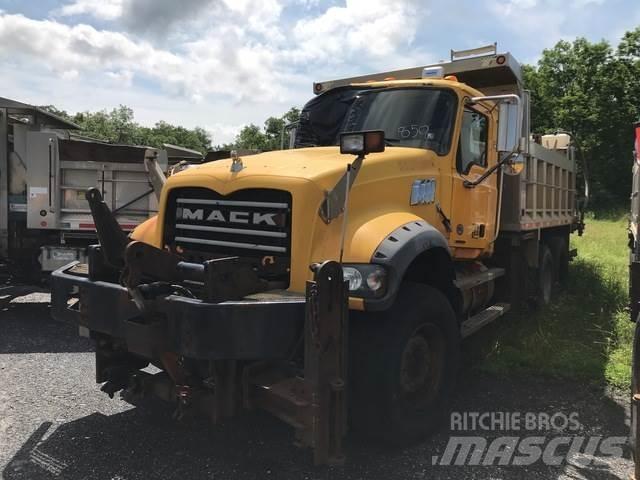 Mack GU713 Sneeuwschuivers en -ploegen