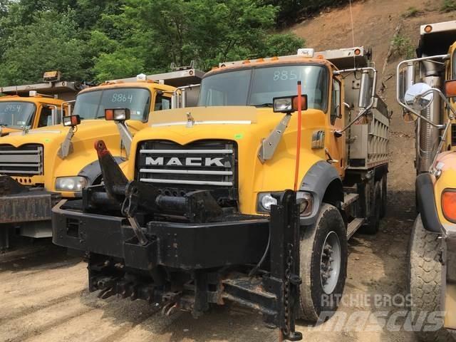 Mack GU713 Sneeuwschuivers en -ploegen