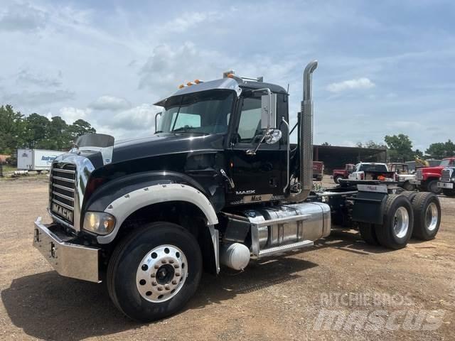Mack GU713 Trekkers