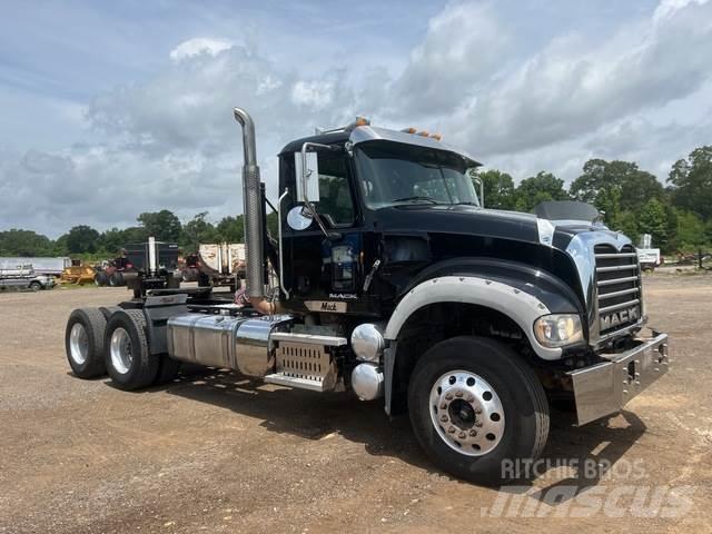 Mack GU713 Trekkers