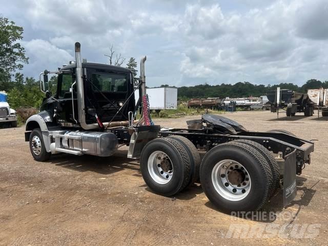 Mack GU713 Trekkers