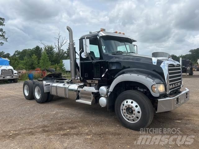 Mack GU713 Trekkers