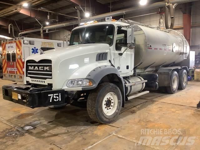 Mack GU813 Water tankwagens