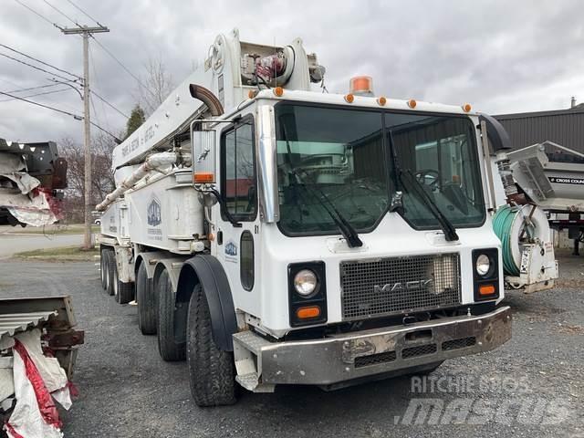 Mack MR688S Betonpomptrucks