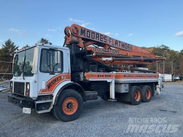 Mack MR688S Betonpomptrucks