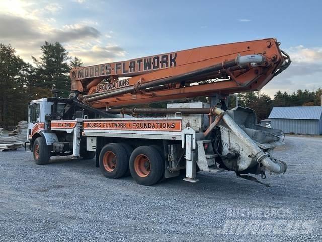 Mack MR688S Betonpomptrucks