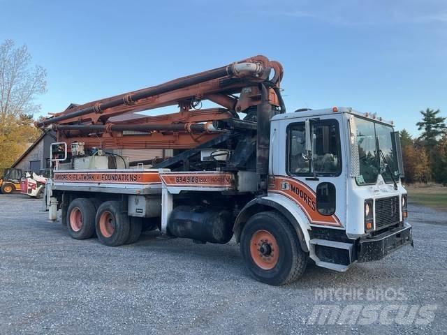 Mack MR688S Betonpomptrucks