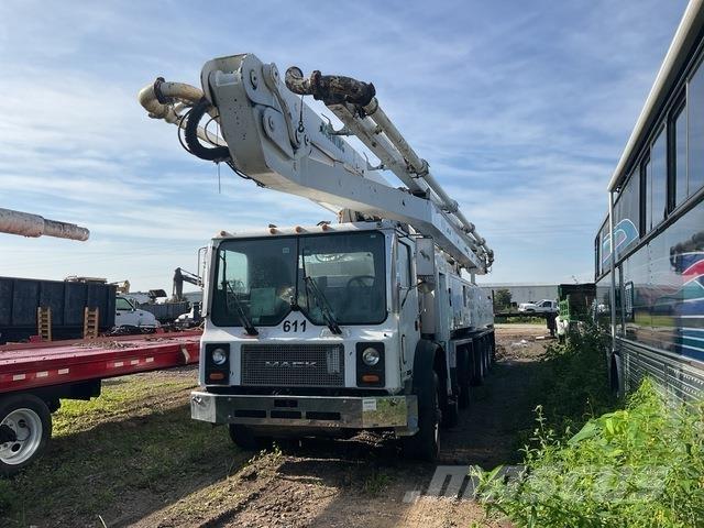 Mack MR688S Betonpomptrucks