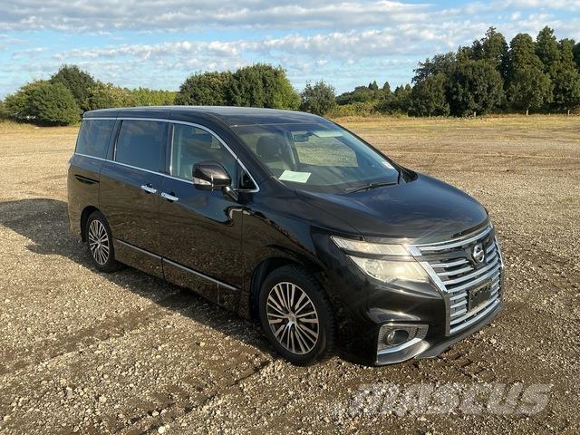 Nissan Elgrand Minibussen