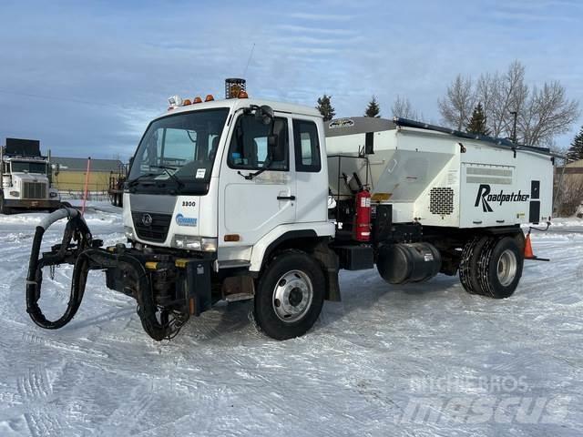 Nissan UD3300 Betonmixers en pompen