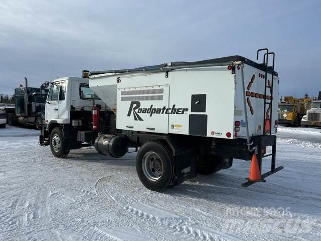 Nissan UD3300 Betonmixers en pompen