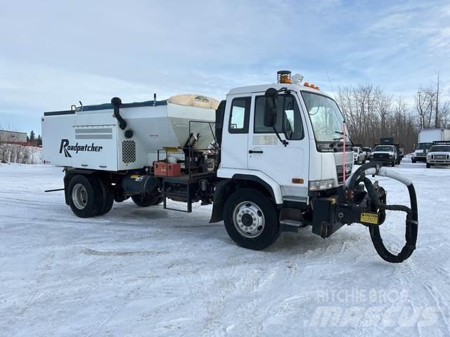 Nissan UD3300 Betonmixers en pompen