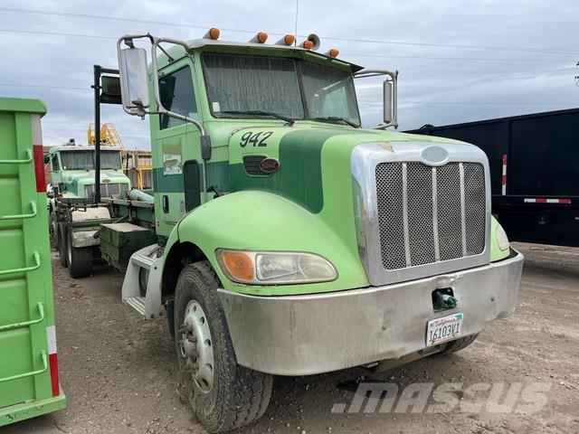 Peterbilt 330 Vrachtwagen met containersysteem