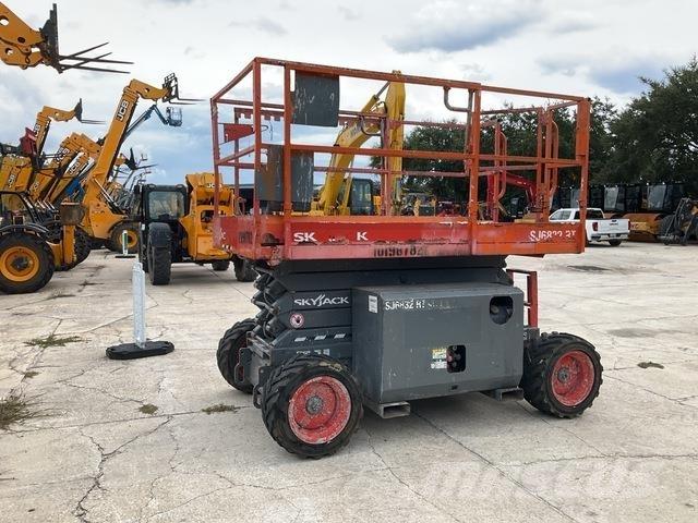 SkyJack 6832RT Schaarhoogwerkers
