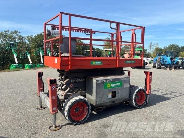 SkyJack 6832RT Schaarhoogwerkers