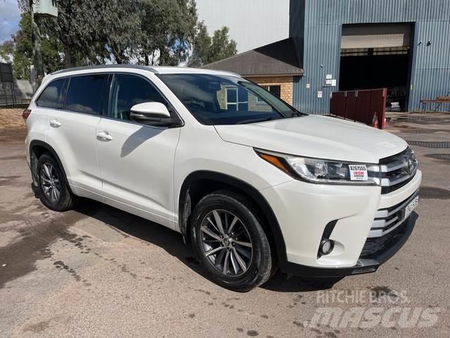 Toyota Kluger Auto's