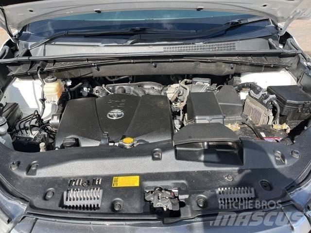 Toyota Kluger Auto's