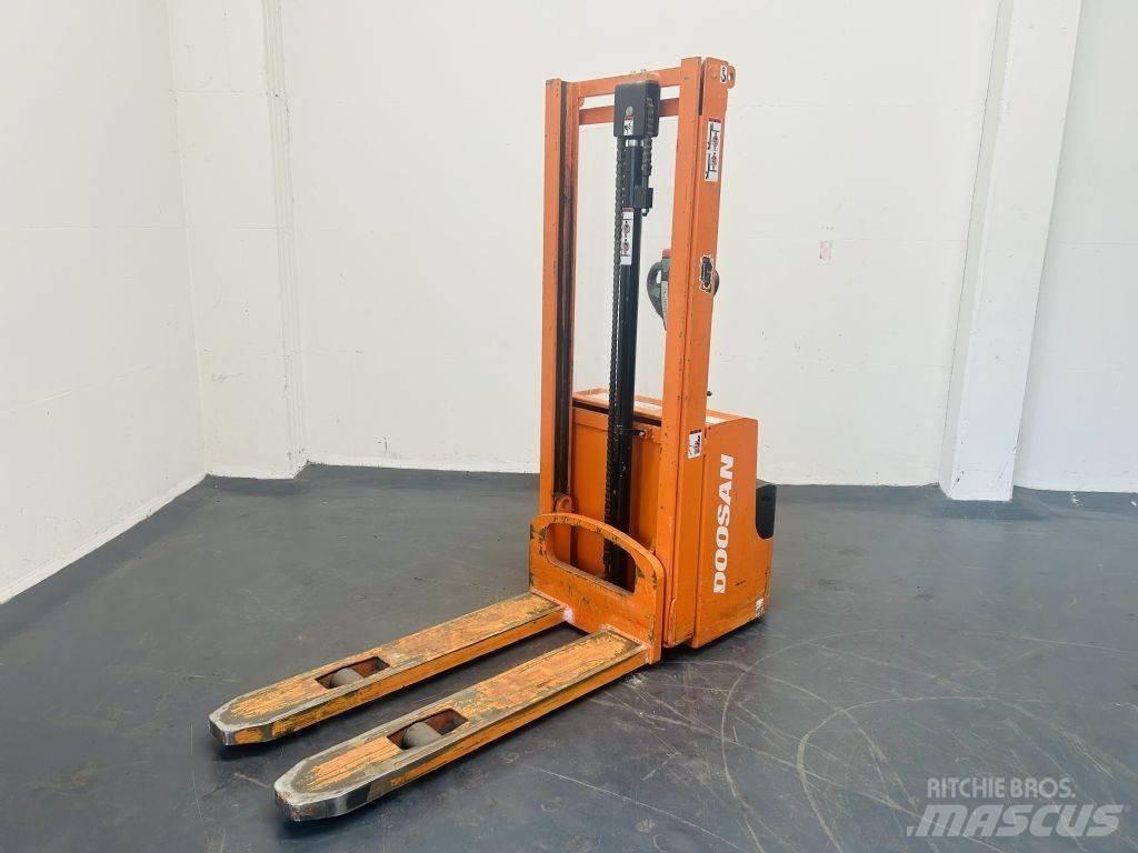 Doosan LEDS12.5C Stapelaar meeloop