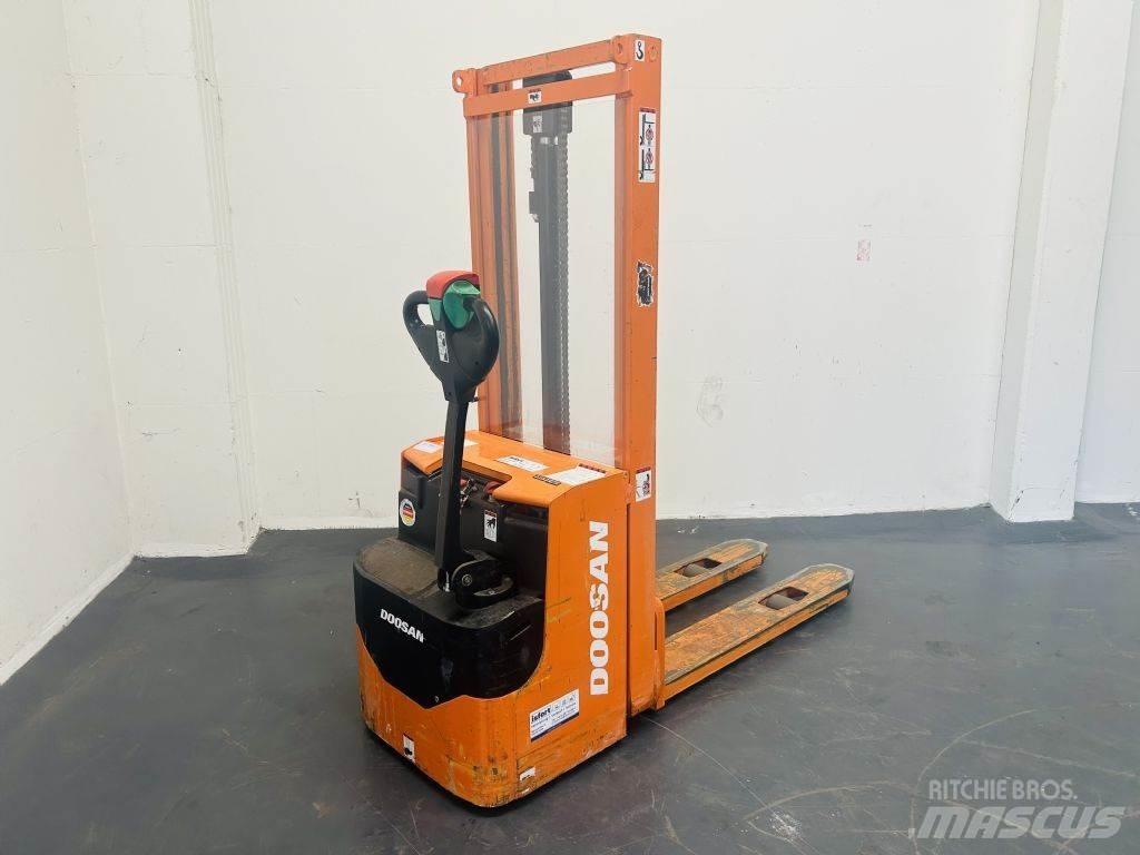 Doosan LEDS12.5C Stapelaar meeloop