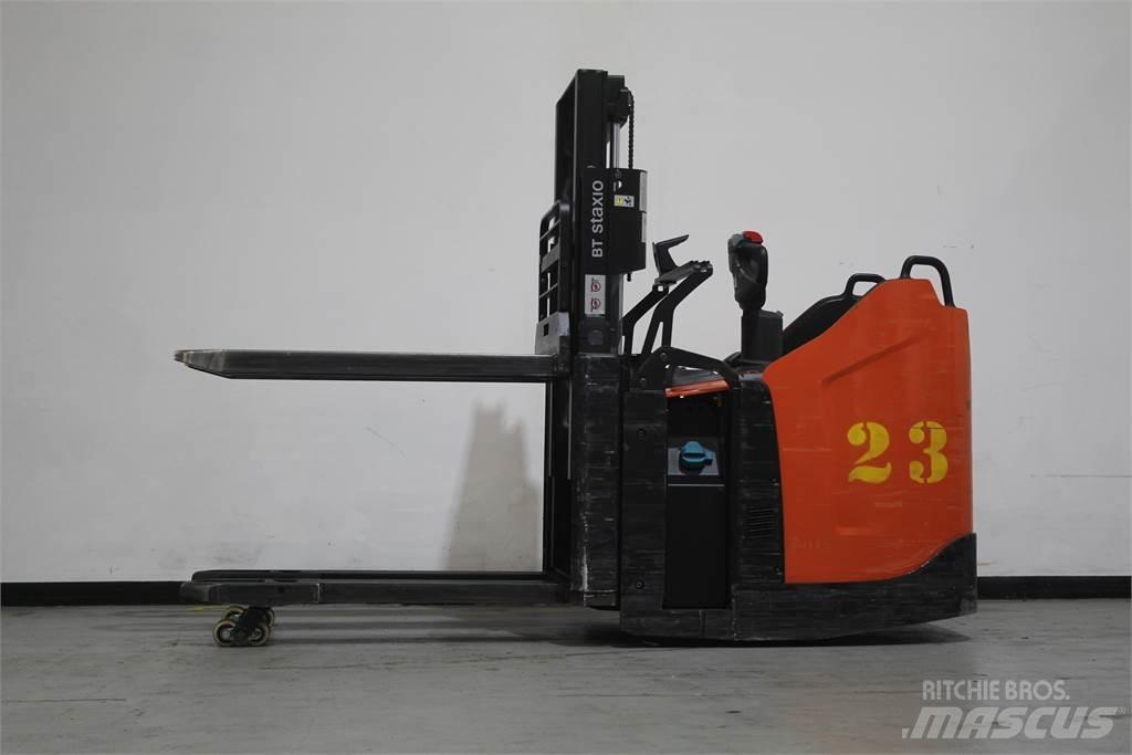 Toyota SPE200D Stapelaar meeloop