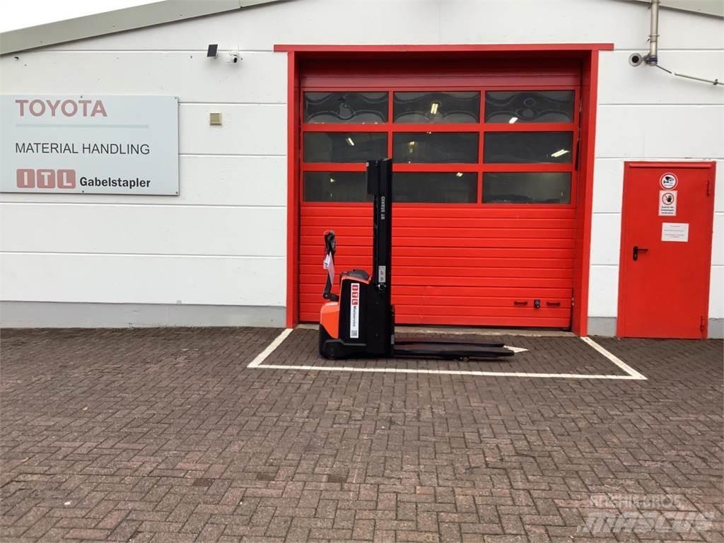 Toyota SWE120L Stapelaar meeloop
