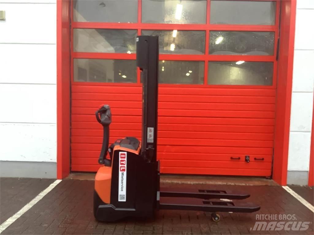 Toyota SWE120L Stapelaar meeloop