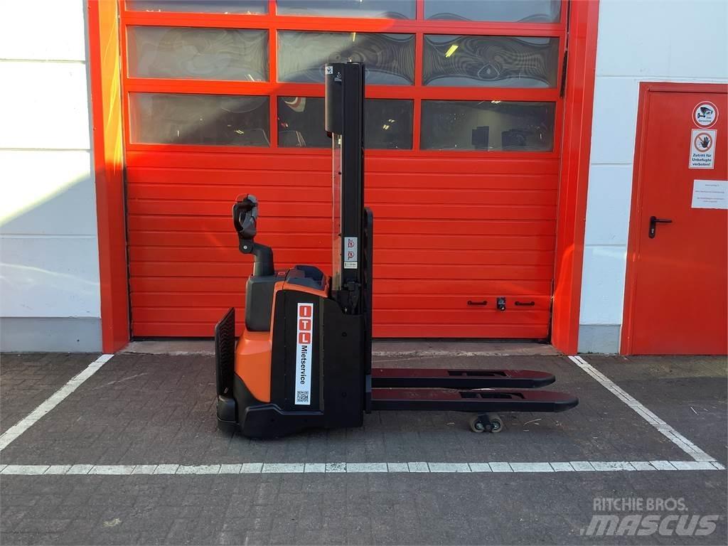 Toyota SWE120L Stapelaar meeloop
