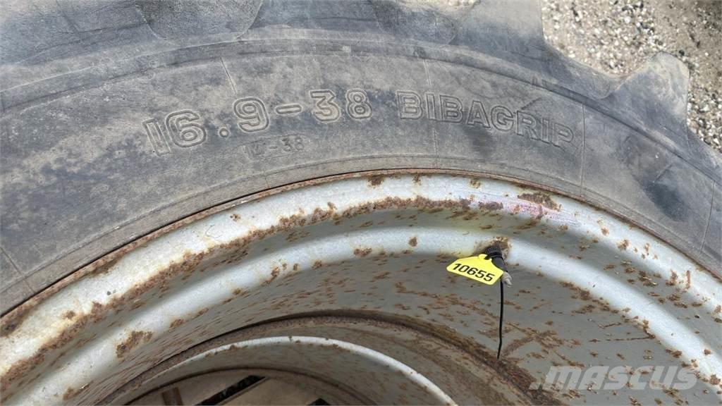  16.9R38 Banden, wielen en velgen