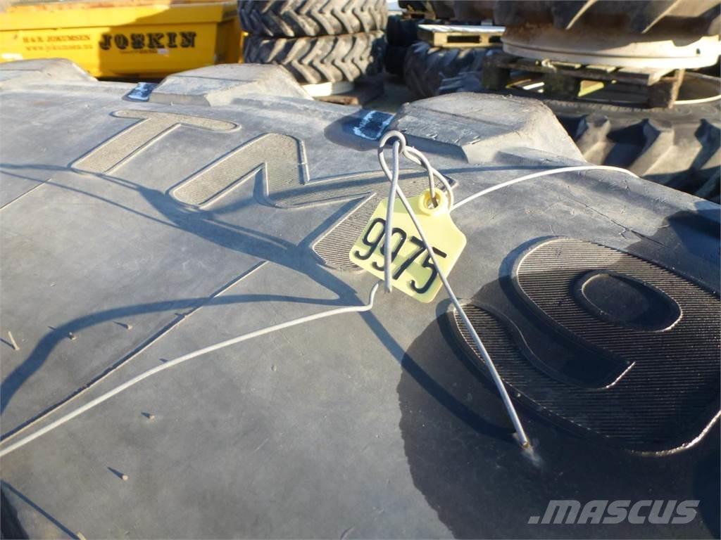  650/85X38 Banden, wielen en velgen